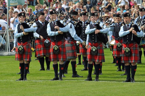 Pipes and drums of bands in Edinburgh